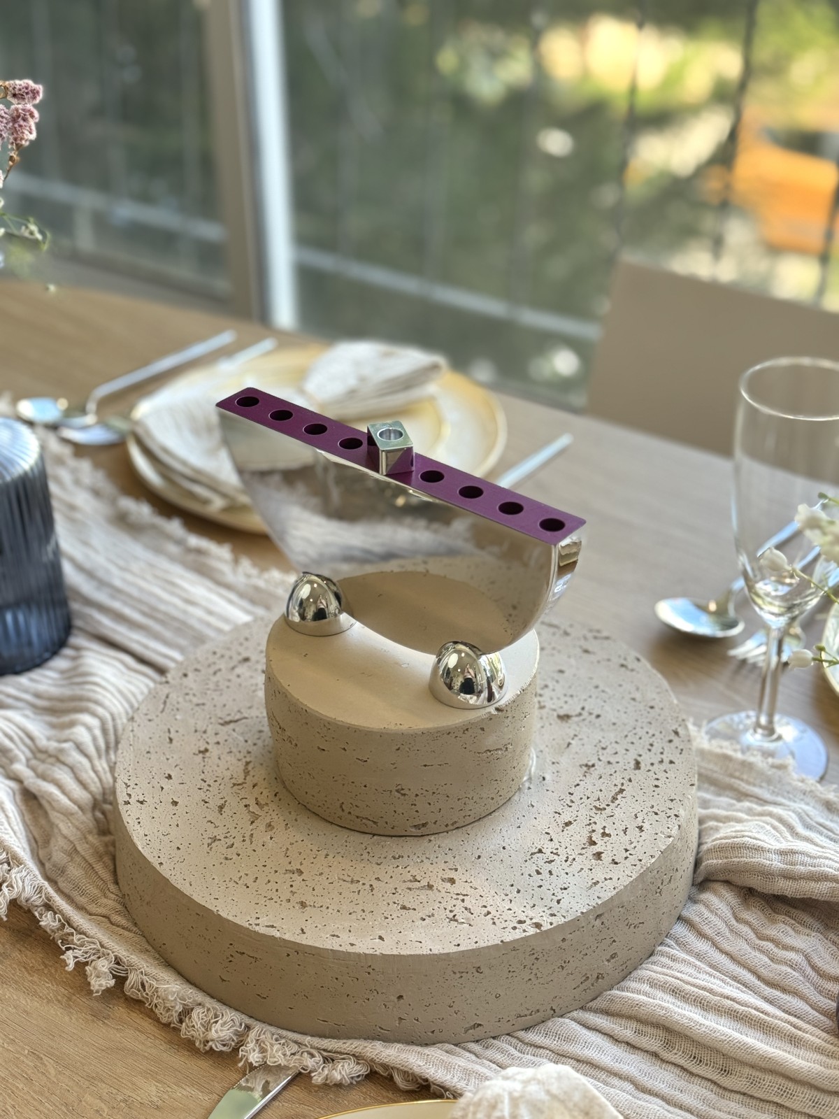 חנוכיית אלומיניום מודרנית שהופכת לנר , גי לחתונה יהודית